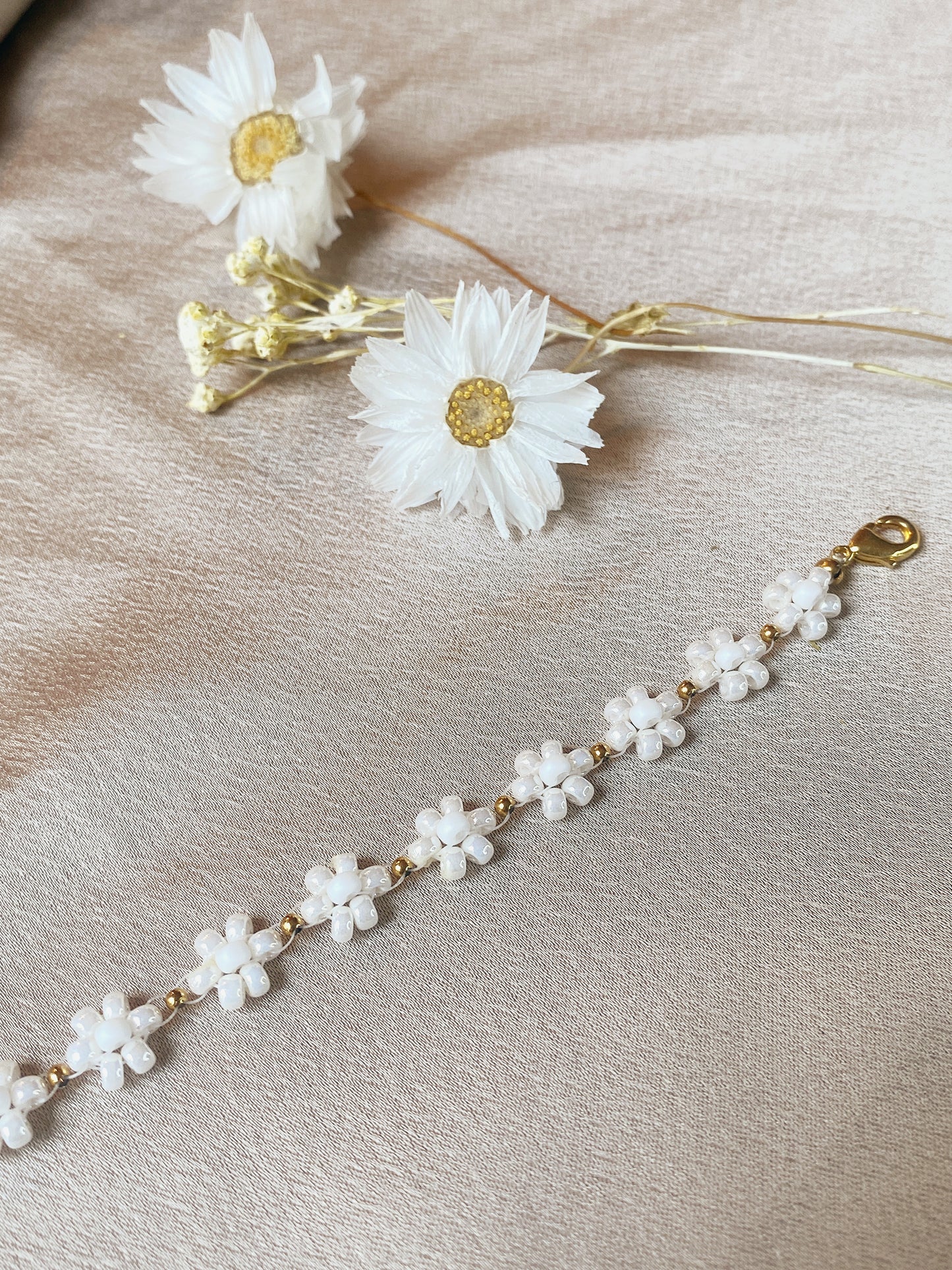 DAISY (White) | Bracelet